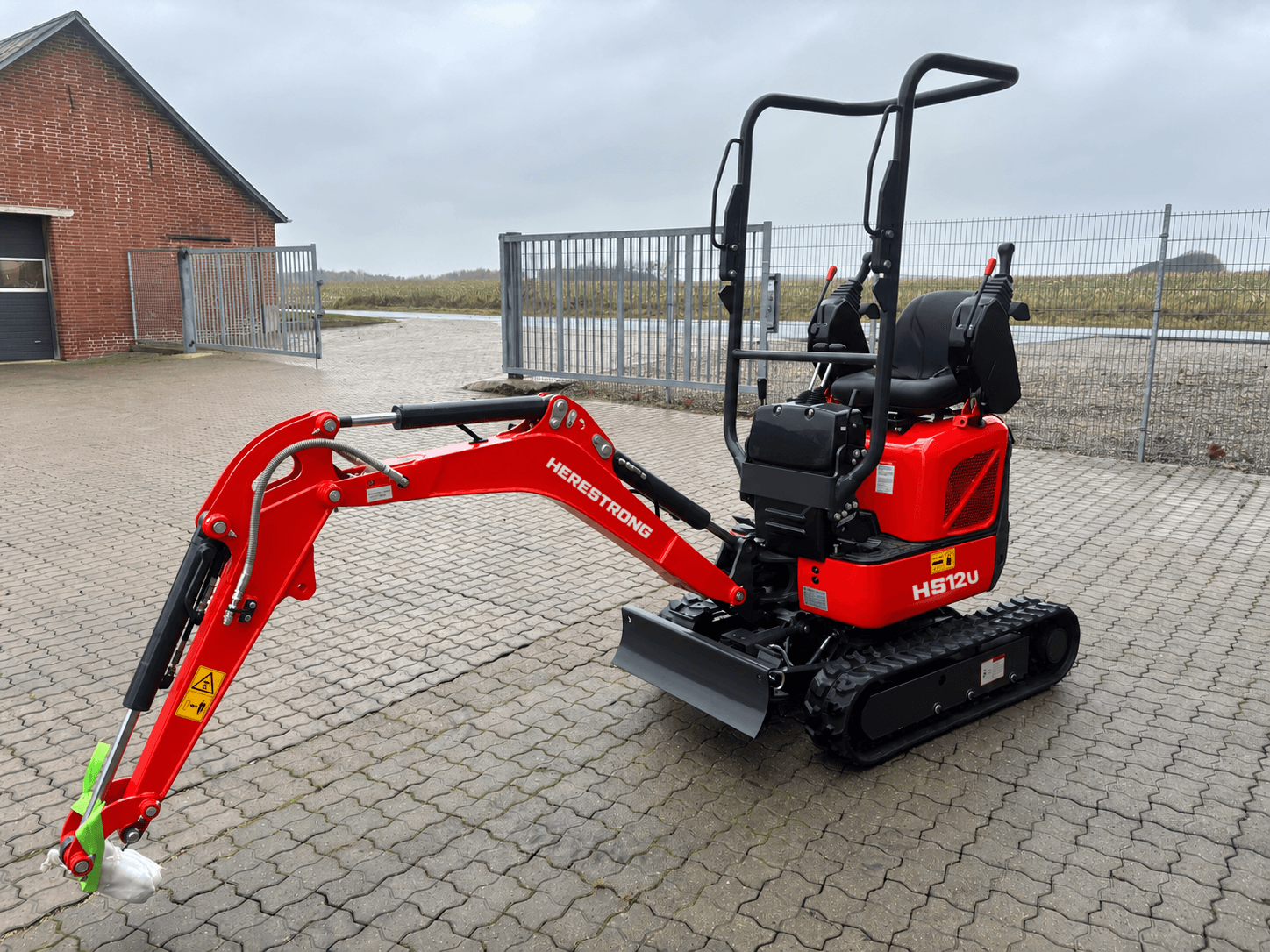 HERESTRONG HS12U excavator at a customer site in Europe