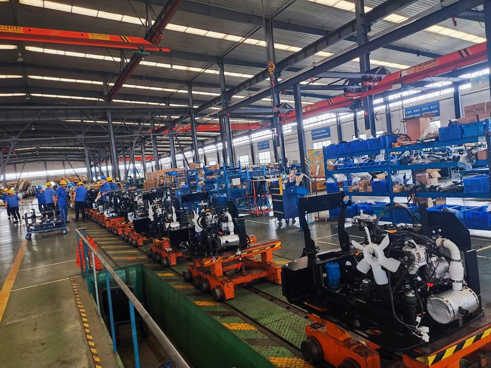 Mini excavators on the HERESTRONG assembly line
