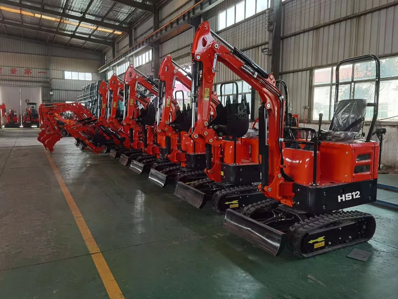 Mini excavators on the HERESTRONG assembly line