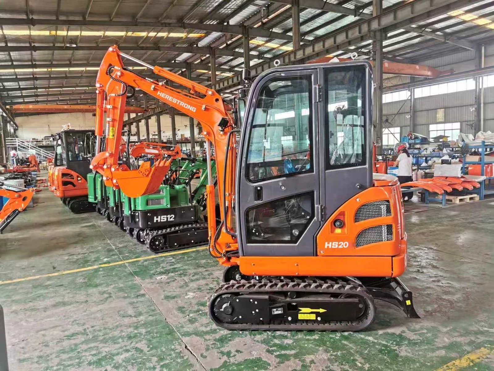 Mini excavators on the HERESTRONG assembly line