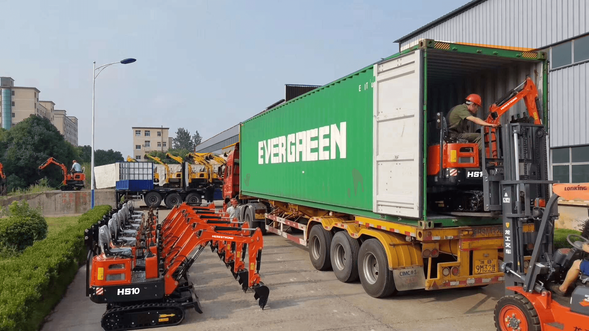 HERESTRONG excavators being prepared for container shipment